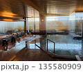 温泉旅館の大浴場 135580909