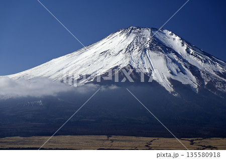 12月、山中湖岸の風景 (撮影地:山中湖岸) 12月、山中湖岸の風景 (撮影地:山中湖岸) 135580918
