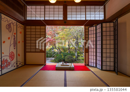 光明寺　もみじの間　庭園　秋　紅葉の季節 135581044