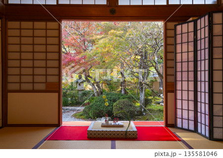光明寺　もみじの間　庭園　秋　紅葉の季節 135581046
