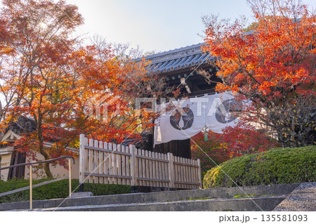 光明寺　総門　秋　紅葉の季節 135581093