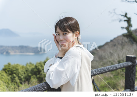 海を眺める女性 海を眺める女性 135581137