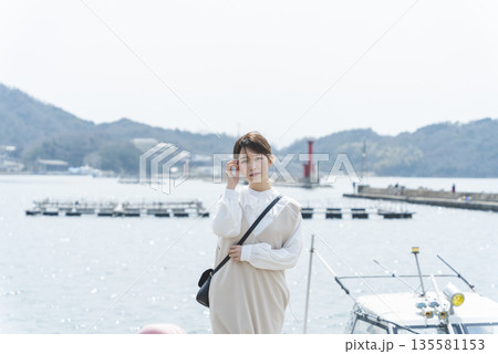 海を眺める女性 135581153