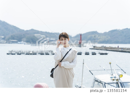 海を眺める女性 135581154