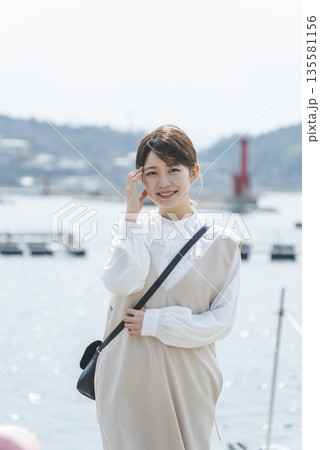 海を眺める女性 135581156
