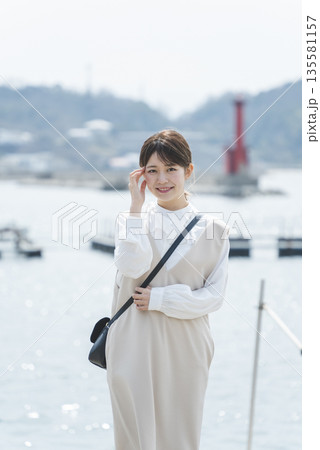 海を眺める女性 135581157