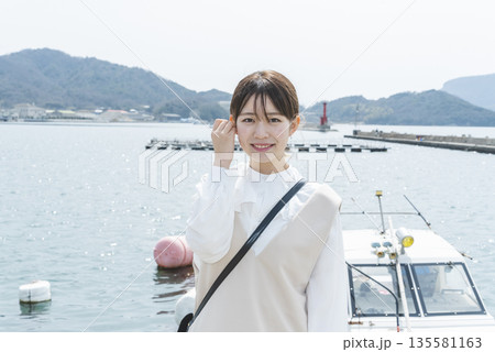 海を眺める女性 135581163