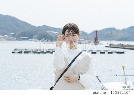 海を眺める女性 海を眺める女性 135581164