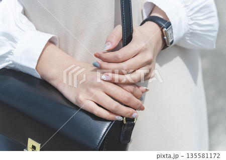 バッグを持つ女性 バッグを持つ女性 135581172