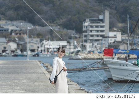 海を眺める女性 海を眺める女性 135581178
