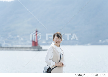 海を眺める女性 135581183