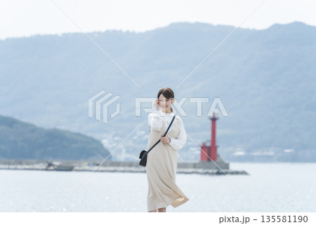 海を眺める女性 135581190