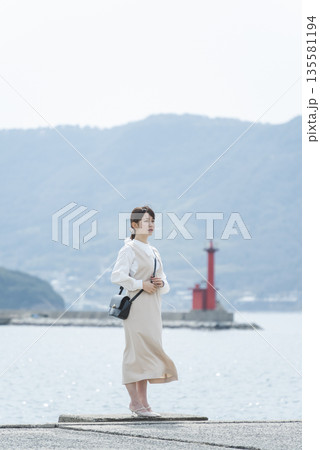 海を眺める女性 135581194