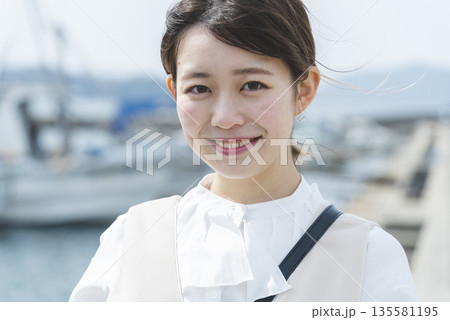海を眺める女性 135581195