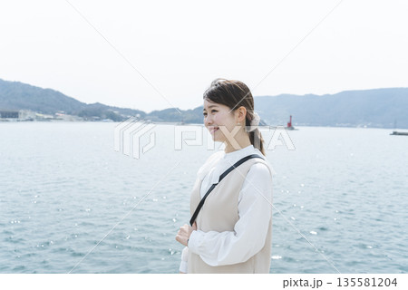 海を眺める女性 135581204