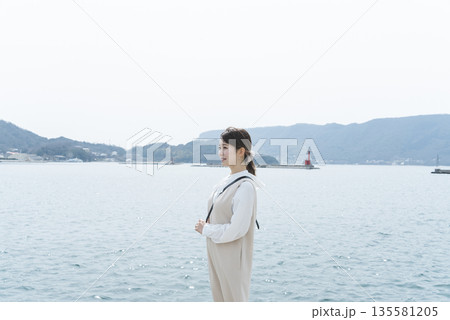 海を眺める女性 135581205