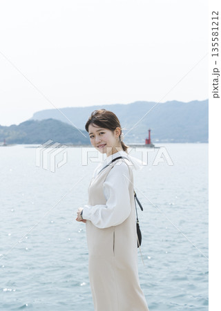 海を眺める女性 135581212