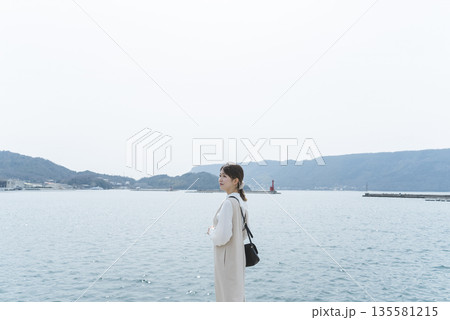 海を眺める女性 135581215