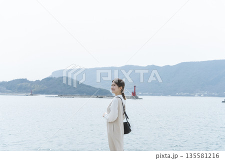 海を眺める女性 135581216