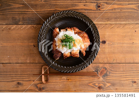 鶏もも肉一枚の唐揚げ 135581491