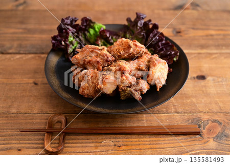 鶏のから揚げ 鶏のから揚げ 135581493