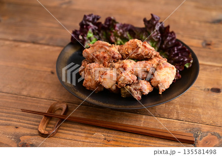 鶏のから揚げ 135581498
