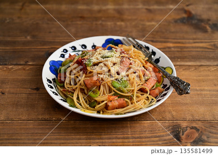 トマトと空豆、ベーコンのパスタ 135581499