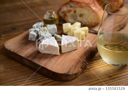 チーズ盛り合わせとバケット チーズ盛り合わせとバケット 135581529
