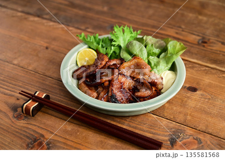 豚肉の味噌漬け焼き 135581568