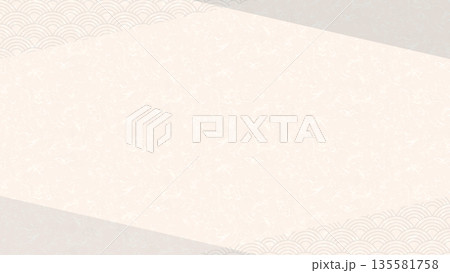 和紙テクスチャと青海波模様の三角形を配置した和風ベクター背景 135581758