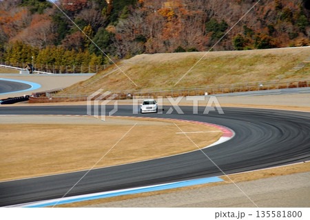 ドリフトする白色のセダン車 135581800