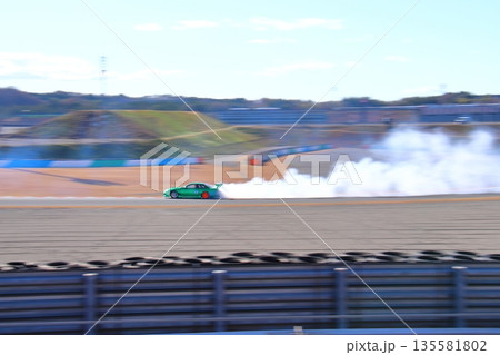 ドリフトする緑色のスポーツカー ドリフトする緑色のスポーツカー 135581802