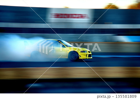 ドリフトする黄色のスポーツカー 135581809