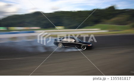 ドリフトする黒いセダン車 135581817