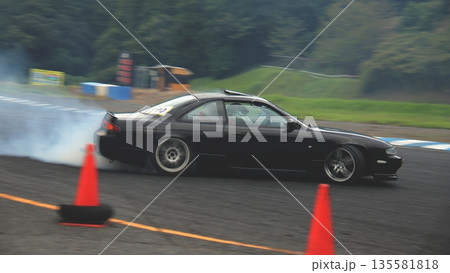 ドリフトする黒いスポーツカー 135581818