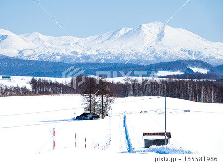 冬の北海道美瑛町周辺から見た旭岳と大雪山系の風景 135581986