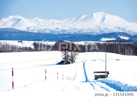 冬の北海道美瑛町周辺から見た旭岳と大雪山系 135581990