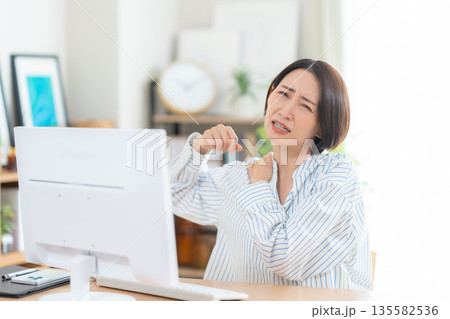 リビングでテレワークをするミドルの女性 135582536