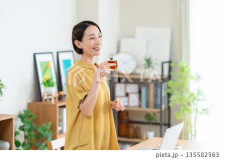 リビングでパソコンを見るミドルの女性 135582563