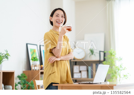 リビングでパソコンを見るミドルの女性 135582564