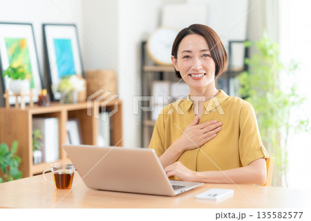 リビングでパソコンを見るミドルの女性 135582577