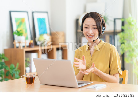リビングでパソコンを見るミドルの女性 135582585