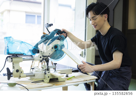 スライド丸鋸を使う男性 135582656