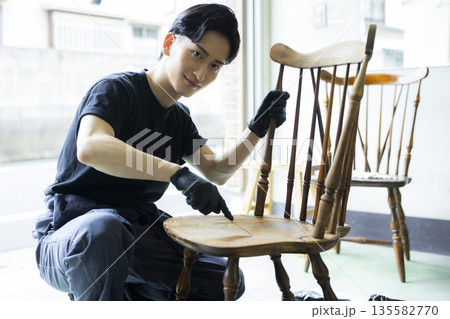 椅子を塗装する男性 135582770