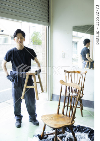 椅子を塗装する男性 135582773