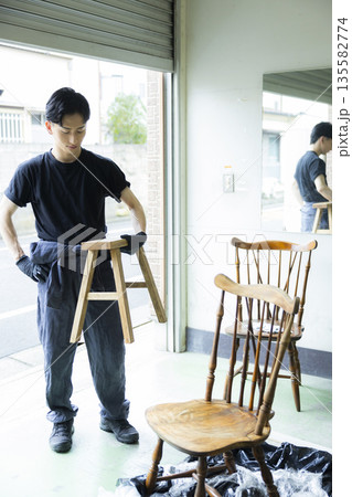 椅子を塗装する男性 135582774