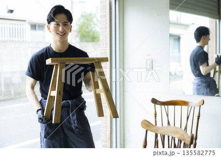 椅子を塗装する男性 椅子を塗装する男性 135582775