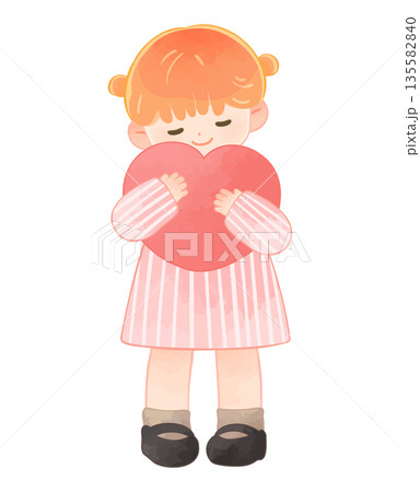 笑顔でハートを抱きしめる子ども　女の子 135582840