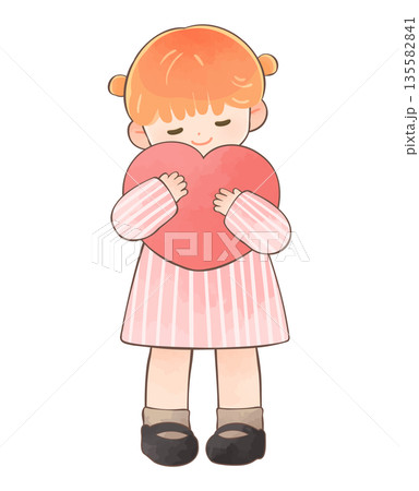 笑顔でハートを抱きしめる子ども　女の子 135582841