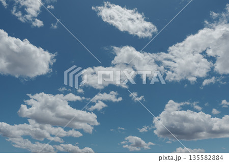 夏の青空と白い雲 135582884